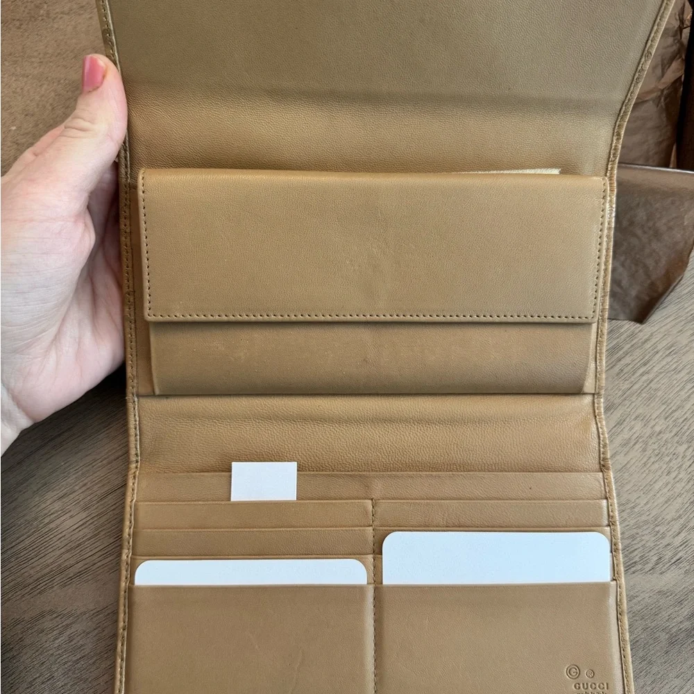 Gucci Gold Wallet - Picture 2 of 9
